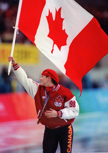 Catriona Le May Doan du Canada porte le drapeau du Canada aprs avoir remport la mdaille d'or en patinage de vitesse longue piste aux Jeux olympiques d'hiver de Nagano de 1994.  (PC Photo/AOC)