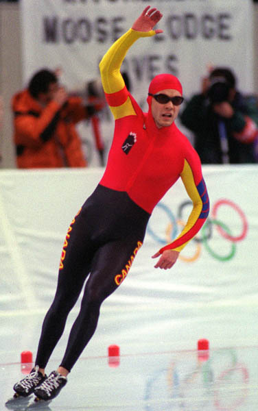 Canada's Kevin Overland waves to the crowd after skating the long track at the 1998 Nagano Winter Olympics. (CP PHOTO/COA)