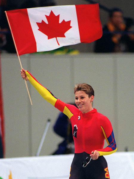 Catriona Le May Doan du Canada porte le drapeau canadien aprs avoir gagn une mdaille d'or en patinage de vitesse longue piste aux Jeux olympiques d'hiver de Nagano de 1998.  (PC Photo/AOC)
