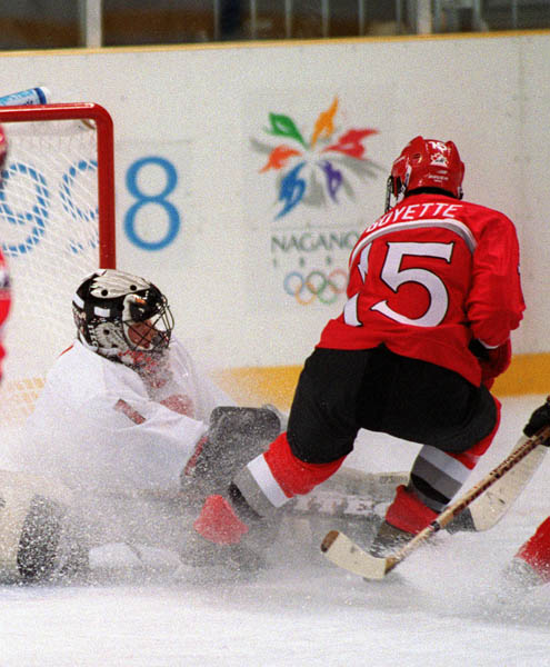 Canada's Danielle Goyette in action against her opponents at the 1998 Nagano Winter Olympics. (CP PHOTO/COA)