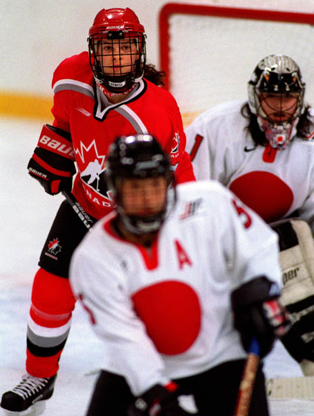 Canada's Jennifer Botterill playing hockey at the 1998 Nagano Winter Olympics. (CP PHOTO/COA)