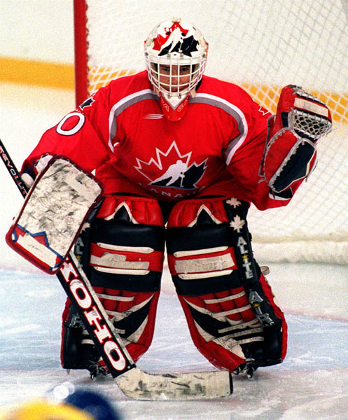 Canada's Lesley Reddon goaltending at the 1998 Nagano Winter Olympics. (CP PHOTO/COA)