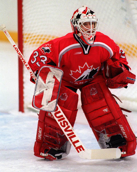 Manon Rhaume du Canada participe  l'preuve de hockey fminin aux Jeux olympiques d'hiver de Nagano de 1998.  (PC Photo/AOC)