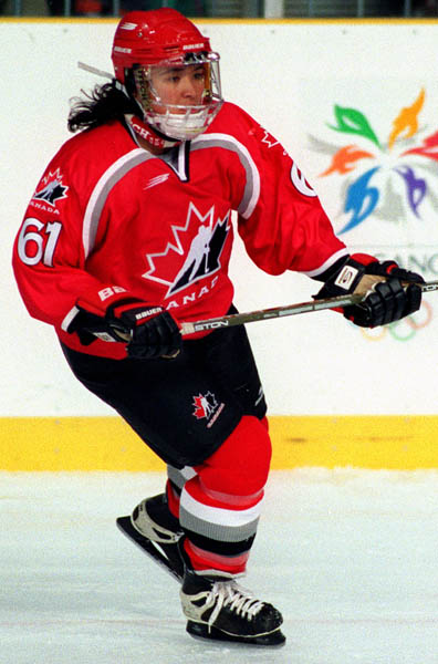 Canada's Vicky Sunohara playing hockey at the 1998 Nagano Winter Olympics. (CP PHOTO/COA)