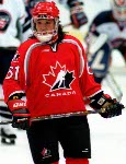 Jan Betker et Sandra Schmirler du Canada participent  l'preuve de  curling aux Jeux olympiques d'hiver de Nagano de 1998.  (PC Photo/AOC)