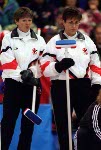 Jan Betker et Sandra Schmirler du Canada participent  l'preuve de  curling aux Jeux olympiques d'hiver de Nagano de 1998.  (PC Photo/AOC)