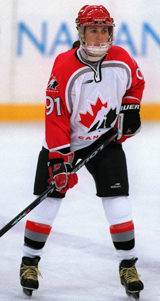 Canada's Geraldine Heaney playing hockey at the 1998 Nagano Winter Olympics. (CP PHOTO/COA)