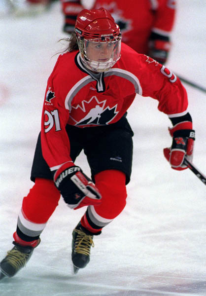 Canada's Geraldine Heaney playing hockey at the 1998 Nagano Winter Olympics. (CP PHOTO/COA)