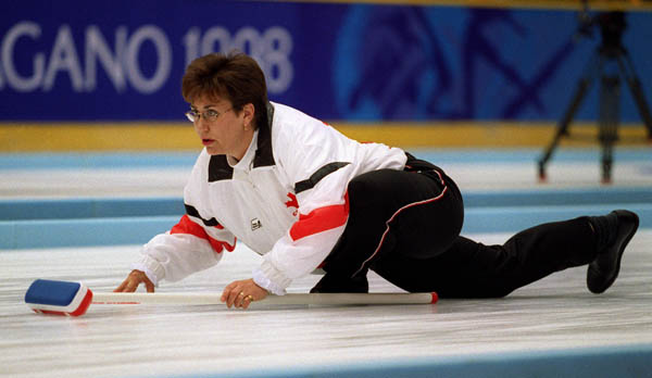 Canada's Sandra Schmirler curling at the 1998 Nagano Winter Olympics. (CP PHOTO/COA)