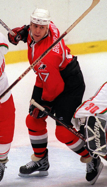 Canada's Rod Brind'Amour in action against his opponents at the 1998 Nagano Winter Olympics. (CP PHOTO/COA)