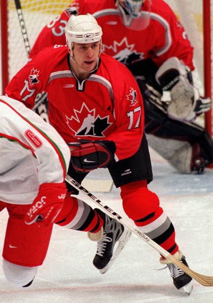 Canada's Rod Brind'Amour in action against his opponents at the 1998 Nagano Winter Olympics. (CP PHOTO/COA)