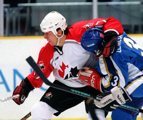 Canada's Rd Brind'Amour in action against his opponents at the 1998 Nagano Winter Olympics. (CP PHOTO/COA)