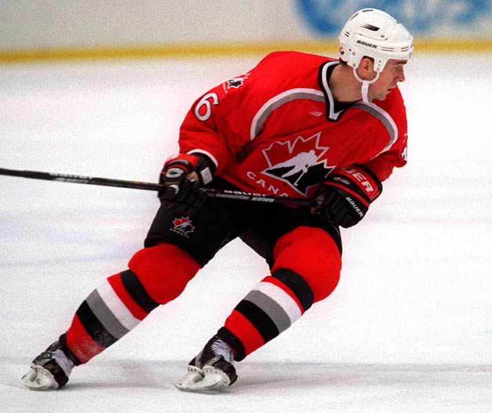 Canada's Trevor Linden playing hockey at the 1998 Nagano Winter Olympics. (CP PHOTO/COA)