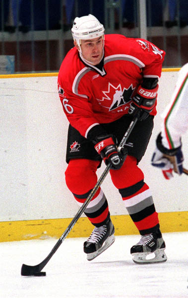 Canada's Trevor Linden in action playing hockey at the 1998 Nagano Winter Olympics. (CP PHOTO/COA)