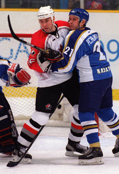Canada's Trevor Linden in action against his opponent at the 1998 Nagano Winter Olympics. (CP PHOTO/COA)