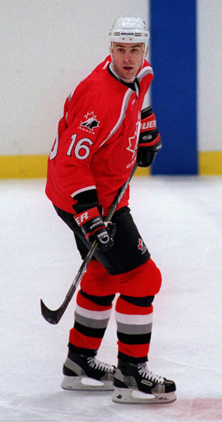 Canada's Trevor Linden playing hockey at the 1998 Nagano Winter Olympics. (CP PHOTO/COA)