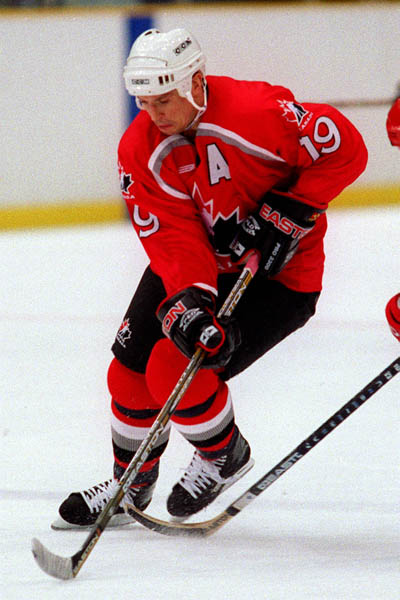 Steve Yzerman du Canada participe  l'preuve de hockey aux Jeux olympiques d'hiver de Nagano de 1998.  (PC Photo/AOC)