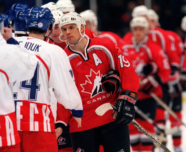 Steve Yzerman et quipe Canada serrent les mains des joueurs de l'quipe de la Rpublique tchque  la fin de leur match aux Jeux olympiques d'hiver de Nagano de 1998. (PC photo/AOC)