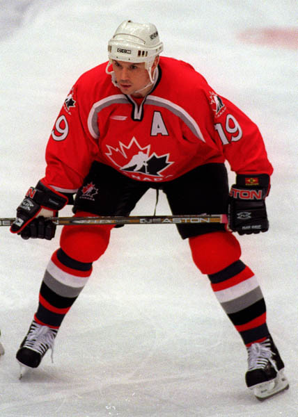 Steve Yzerman du Canada participe  l'preuve de hockey aux Jeux olympiques d'hiver de Nagano de 1998.  (PC Photo/AOC)