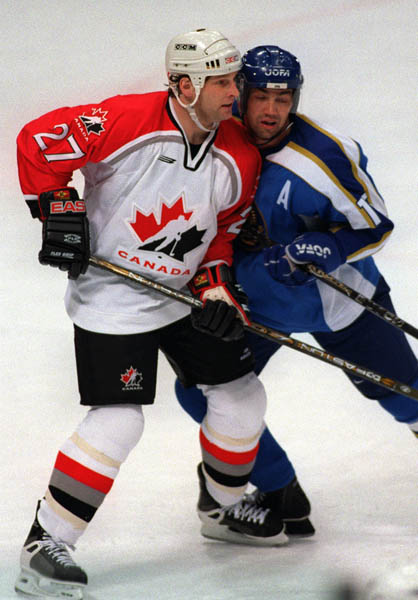 Canada's Shayne Corson in action against his opponent at the 1998 Nagano Winter Olympics. (CP PHOTO/COA)