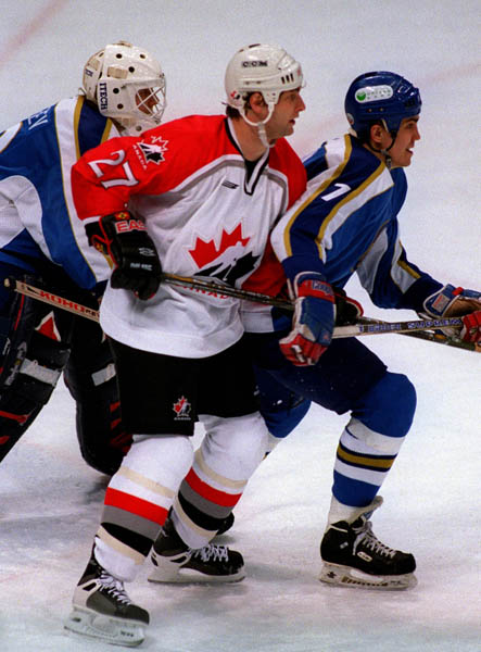Canada's Shayne Corson in action against his opponents at the 1998 Nagano Winter Olympics. (CP PHOTO/COA)