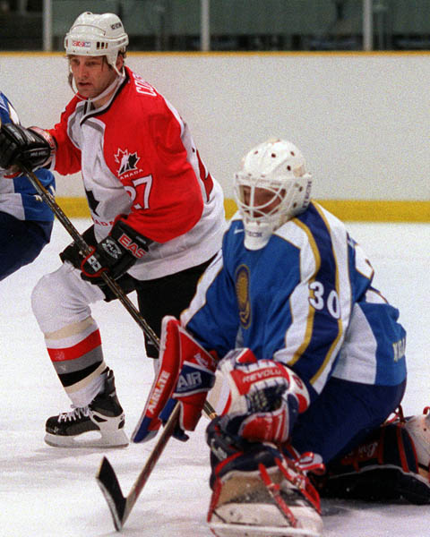 Canada's Shayne Corson playing hockey at the 1998 Nagano Winter Olympics. (CP PHOTO/COA)