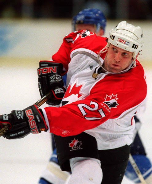 Canada's Shayne Corson playing hockey at the 1998 Nagano Winter Olympics. (CP PHOTO/COA)