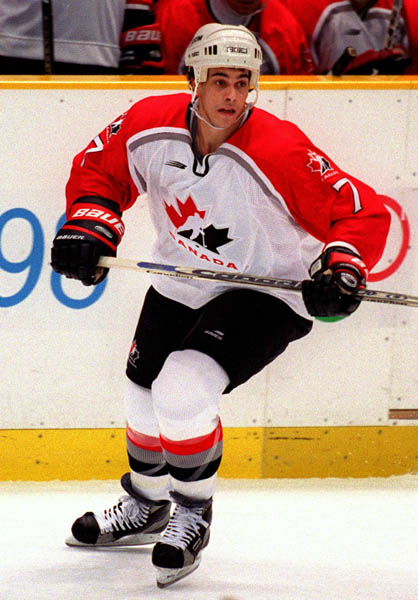Canada's Rob Zamuner playing hockey at the 1998 Nagano Winter Olympics. (CP PHOTO/COA)