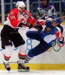 Canada's Eric Lindros in action at the 1998 Nagano Winter Olympics. (CP PHOTO/COA)
