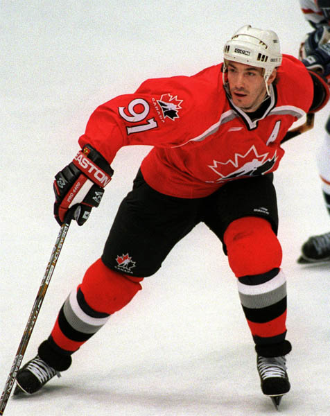 Joe Sakic du Canada participe  l'preuve de hockey aux Jeux olympiques d'hiver de Nagano de 1998. (PC Photo/AOC)