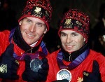 Phillipe Laroche et Lloyd Langlois du Canada clbrent leurs mdailles en ski acrobatique aux Jeux olympiques d'hiver de Lillehammer de 1994. (Photo PC/AOC)