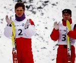 Phillipe Laroche et Lloyd Langlois (de gauche  droite) du Canada participent  une preuve de ski acrobatique aux Jeux olympiques d'hiver de Lillehammer de 1994. (Photo PC/AOC)