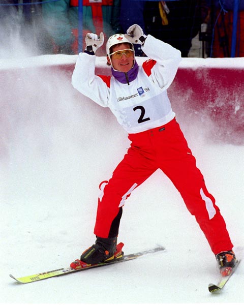Phillipe Laroche du Canada participe  une preuve de ski acrobatique aux Jeux olympiques d'hiver de Lillehammer de 1994. (Photo PC/AOC)