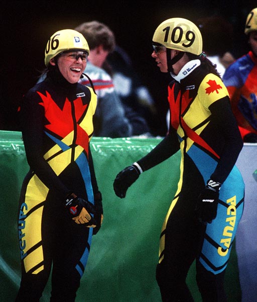 Isabelle Charest (gauche) et Nathalie Lambert du Canada s'accordent une pause lors de l'preuve de patinage de vitesse aux Jeux olympiques d'hiver de Lillehammer de 1994. (Photo PC/AOC)