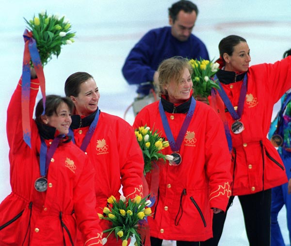 L'quipe de relais de patinage de vitesse du Canada, compose (de gauche  droite) d'Isabelle Charest, Sylvie Daigle, Christine Boudrias et Nathalie Lambert, clbre l'obtention de sa mdaille d'argent aux Jeux olympiques d'hiver de Lillehammer de 1994. (