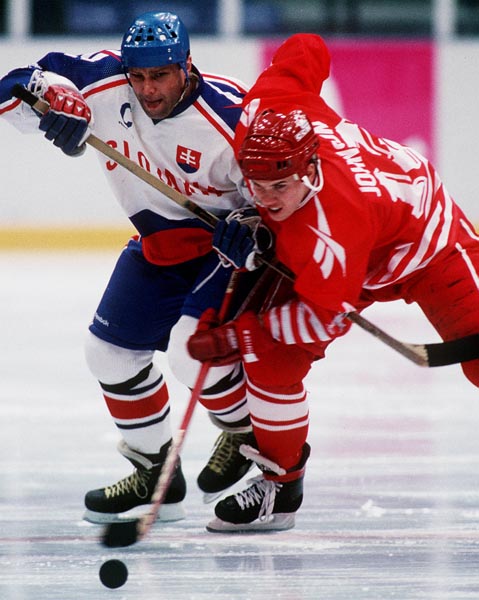 Canada's Greg Johnson in action against Slovakia at the 1994 Lillehammer Winter Olympics. (CP PHOTO/COA)