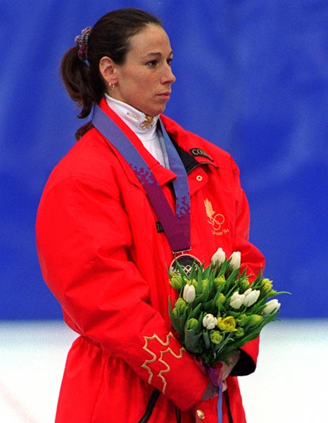 Nathalie Lambert du Canada clbre sur le podium aprs avoir remport une mdaille d'argent en patinage de vitesse courte piste aux Jeux olympiques de Lillehammer 1994. (Photo PC/AOC)