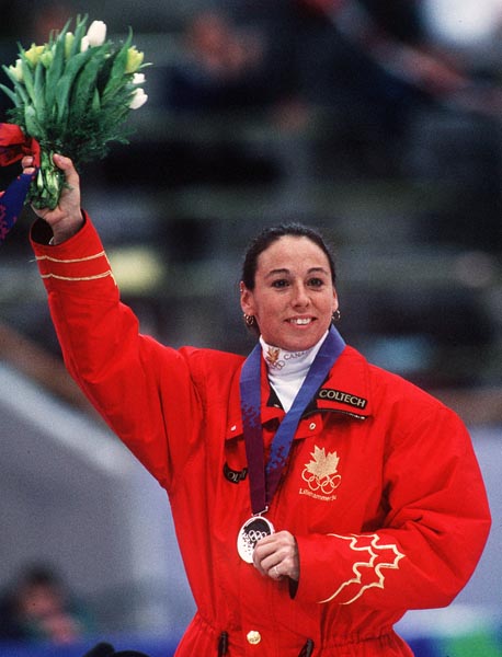 Nathalie Lambert du Canada clbre sur le podium aprs avoir remport une mdaille d'argent en patinage de vitesse aux Jeux olympiques de Lillehammer