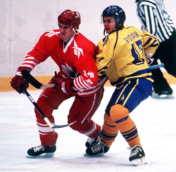 Canada's Brian Savage in action against Sweden at the 1994 Lillehammer Winter Olympics. (CP PHOTO/ COA)