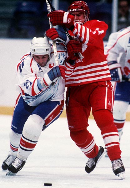 Canada's Brian Savage in action against the U.S. at the 1994 Lillehammer Winter Olympics. (CP PHOTO/ COA)