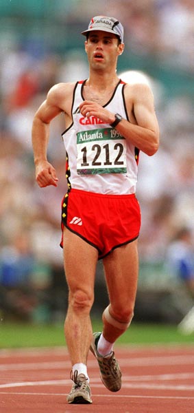 Martin St-Pierre du Canada participe  l'preuve de 20 km de marche olympique aux Jeux olympiques d'Atlanta de 1996 . (PC Photo/AOC)