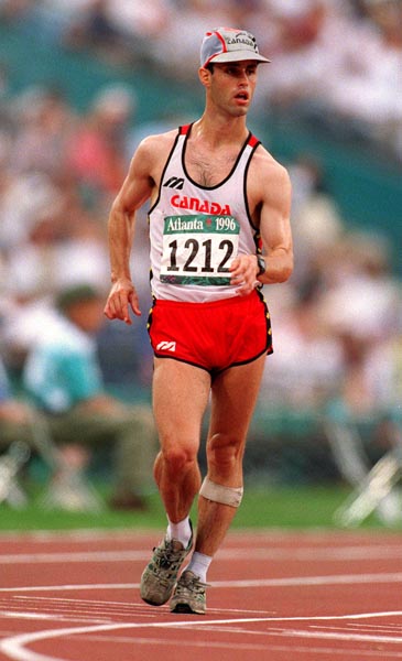 Martin St-Pierre du Canada participe  l'preuve de 20 km de marche olympique aux Jeux olympiques d'Atlanta de 1996 . (PC Photo/AOC)