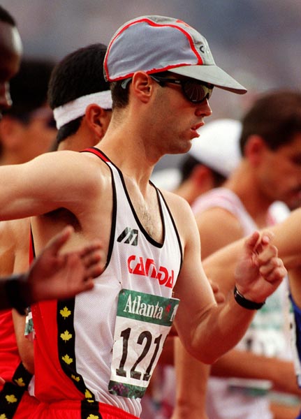 Martin St-Pierre du Canada participe  l'preuve de 20 km de marche aux Jeux olympiques d'Atlanta de 1996 . (PC Photo/AOC)