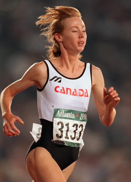 Canada's Robyn Meagher (right) competing in the 5000m event at the 1996 Atlanta Summer Olympic Games. (CP PHOTO/COA/Claus Andersen)