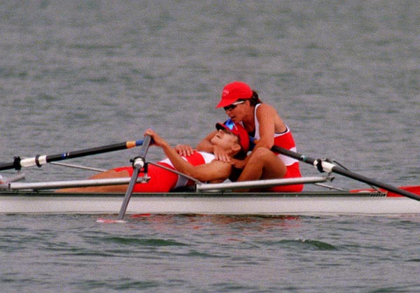 Canada's Marnie McBean (L) and Kathleen Heddle, gold medal winners in the women's 2x sculls event at the 1996 Atlanta Summer Olympic Games. (CP PHOTO/COA/Mike Ridewood)