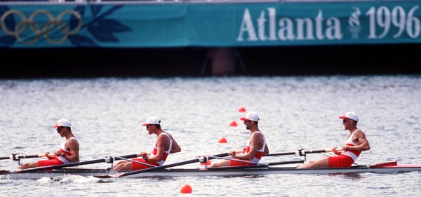 L'quipe du quatre en aviron du Canada (de gauche  droite) Brian Peaker, Gavin Hassett, Dave Boyes et Jeff Lay participe  l'preuve dex Jeux olympiques d'Atlanta de 1996. (PC Photo/AOC)