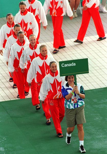 L'quipe de nage synchronise du Canada participe  l'preuve dex Jeux olympiques d'Atlanta de 1996.  (PC Photo/AOC)