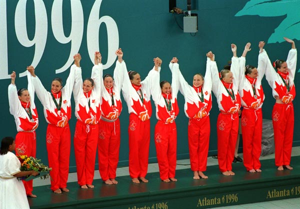 L'quipe de nage synchronise du Canada clbre une mdaille d'argent aux Jeux olympiques d'Atlanta de 1996.  (PC Photo/AOC)