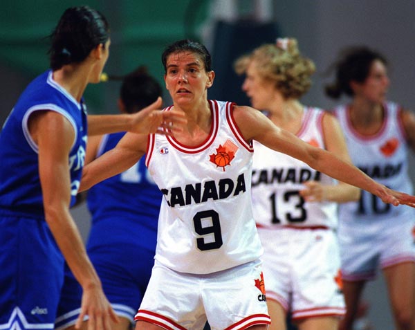 Canada's Jodi Evans (centre) playing women's basketball at the 1996 Atlanta Summer Olympic Games. (CP PHOTO/COA/Mike Ridewood)