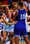 Bev Smith ( gauche) du Canada participe  l'preuve de basketball fminin aux Jeux olympiques d'Atlanta de 1996.  (PC Photo/AOC)